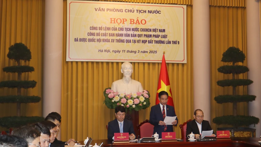 Ông Phạm Thanh Hà- Phó Chủ nhiệm Văn phòng Chủ tịch nước công bố Lệnh của Chủ tịch nước công bố Luật Ban hành văn bản quy phạm pháp luật (sửa đổi). Ảnh: ĐẮC LAM