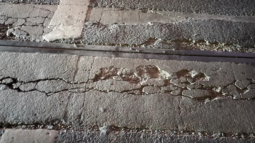 Hiện trạng nhiều khe co giãn đường vành đai 3 trên cao đã hư hỏng nặng cần được sữa chữa, thay thế để đảm bảo an toàn cho người và các phương tiện.
