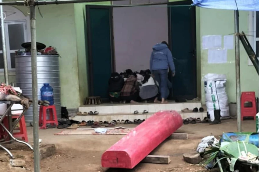 Người vợ khóc thương, ngất xỉu rồi tử vong khi đưa tang chồng