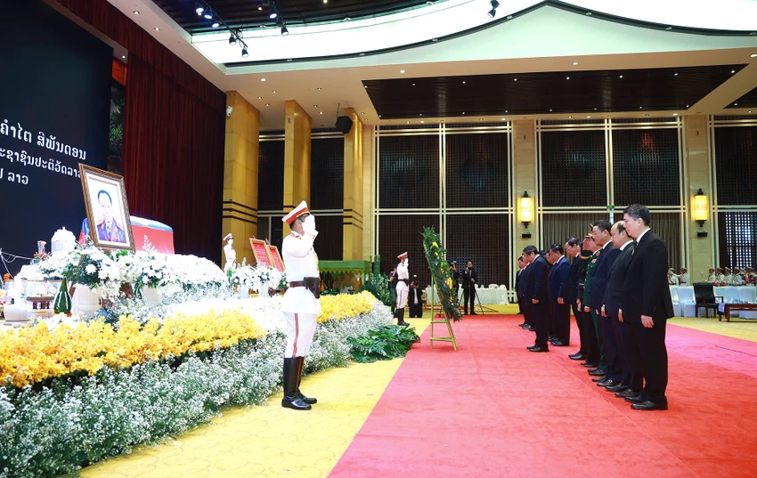 Thủ tướng Phạm Minh Chính dẫn đầu Đoàn đại biểu cấp cao của Chính phủ Việt Nam viếng nguyên Chủ tịch Đảng Nhân dân Cách mạng Lào, nguyên Chủ tịch nước Lào Khamtay Siphandone
