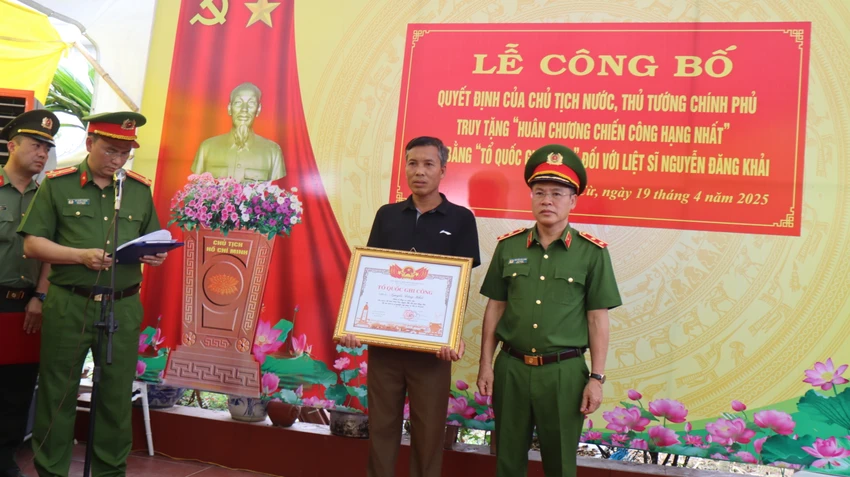 to-quoc-ghi-cong.JPG