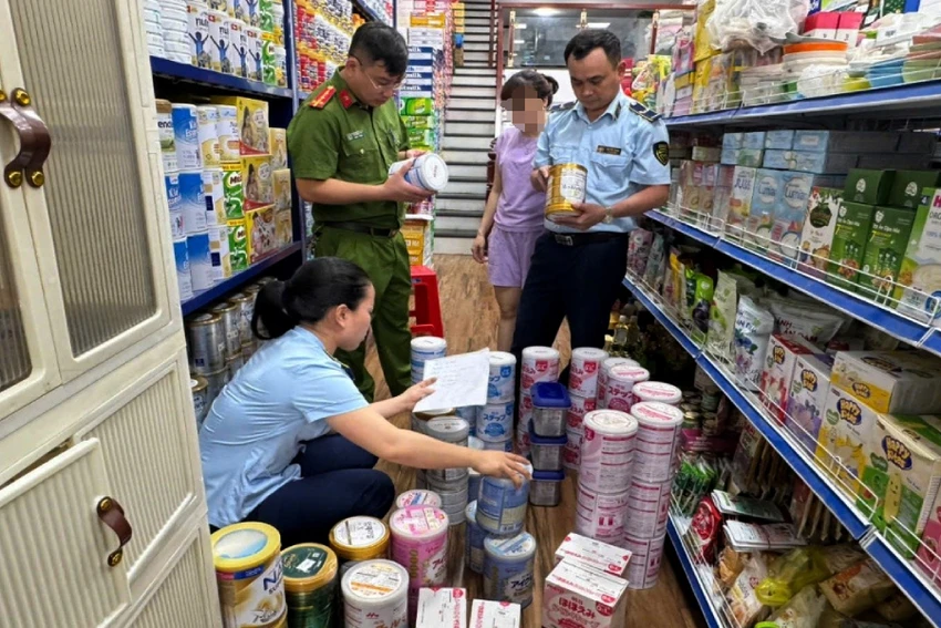 Sữa bột dành cho trẻ em được bán ở một hộ kinh doanh tại Nghệ An đã bị quản lý thị trường và công an phát hiện, thu giữ.