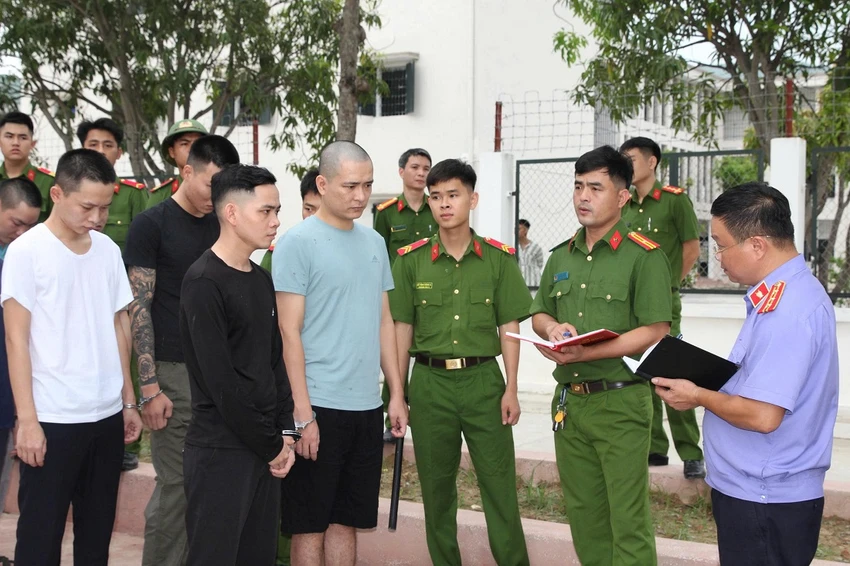 ơ quan điều tra lấy lời khai các nghi can lừa đảo qua mạng, chiếm đoạt hơn 2.000 tỉ đồng.