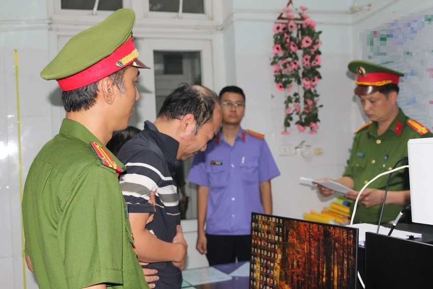 Tạm giữ hình sự tài xế ô tô đâm 2 xe máy rồi rơi xuống sông làm 3 người tử vong