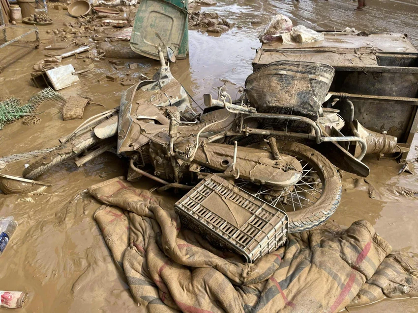 Xe máy, chăn màn của người dân ở xã Tương Dương lẫn trong bùn đất.