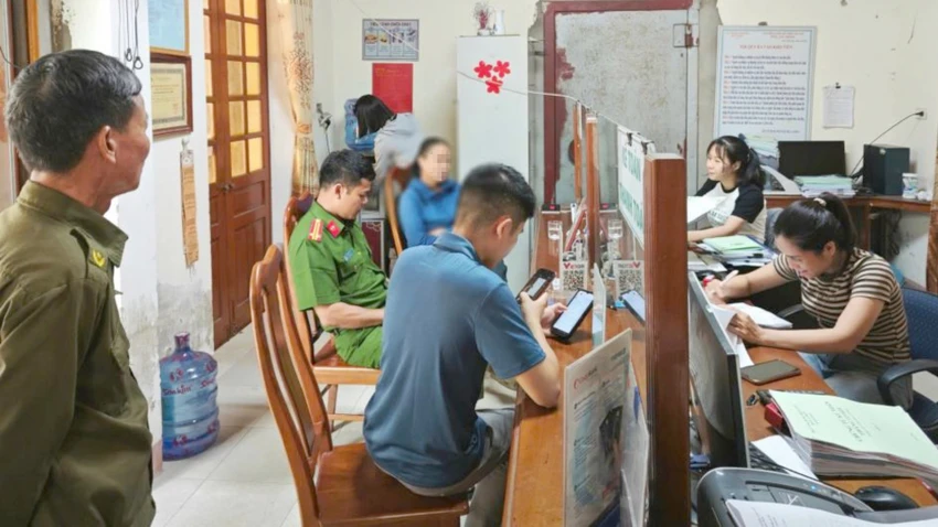 Nữ nhân viên quỹ tín dụng lén báo công an khi khách hàng chuyển tiền vào tài khoản lạ