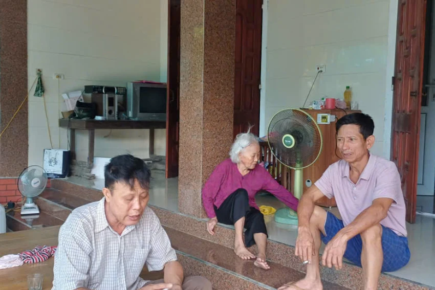 Mẹ, anh trai và người thân chờ anh Thành được tại ngoại trở về nhà.