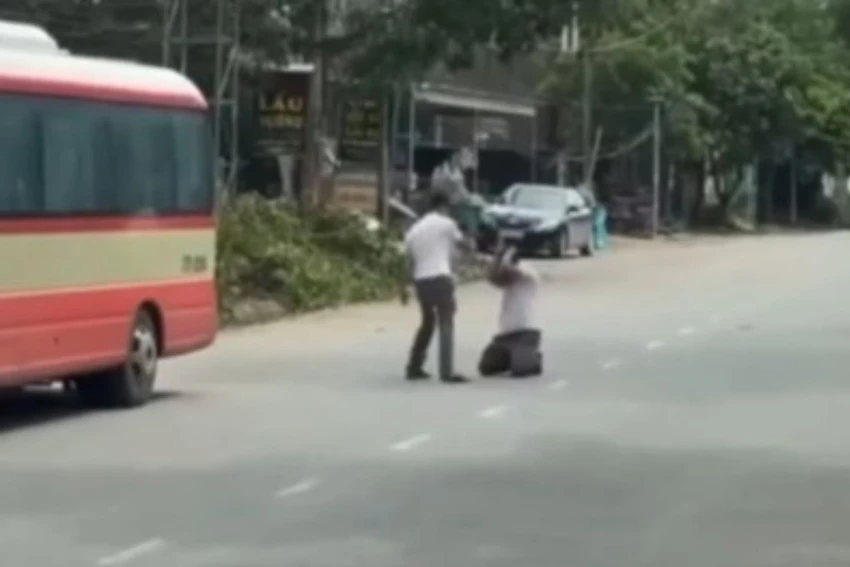 Tài xế xe buýt phải quỳ giữa đường và bị hành hung.