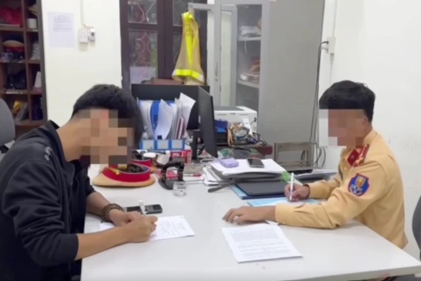 hoc-sinh-không đội mũ bảo hiểm.jpg