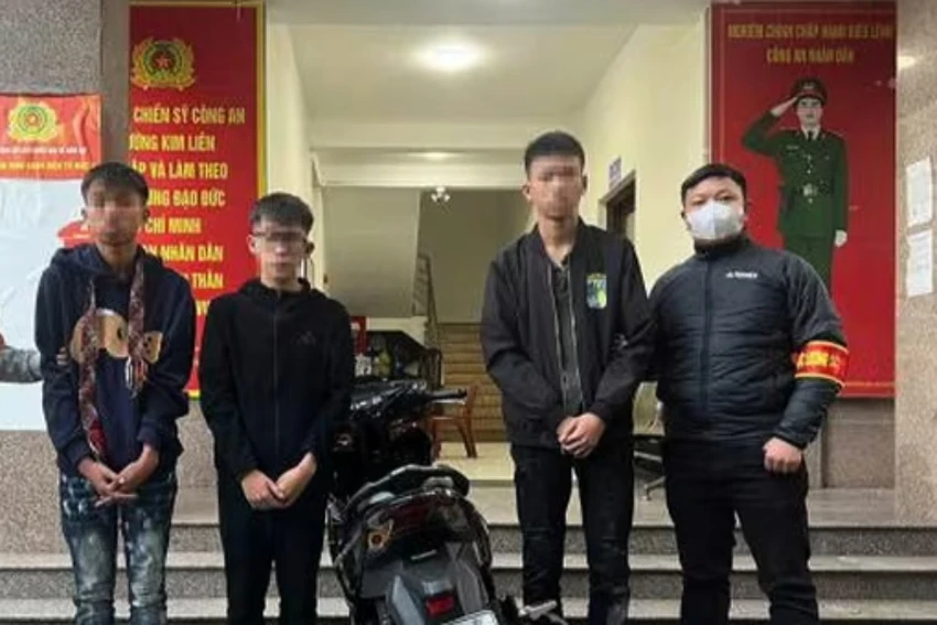 dap-chan-vao-xe-canh-sat.jpg