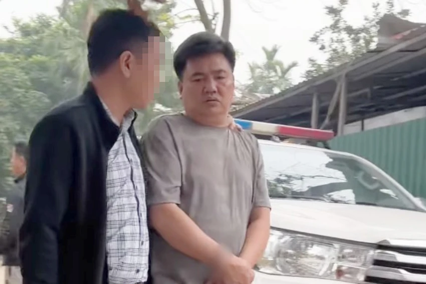 đẩy CSGT vào đầu xe tải.jpg