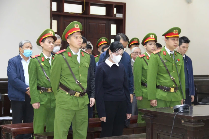 xử vắng mặt.jpg