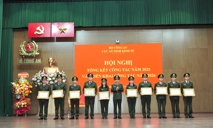 trao-bang-khen.jpg
