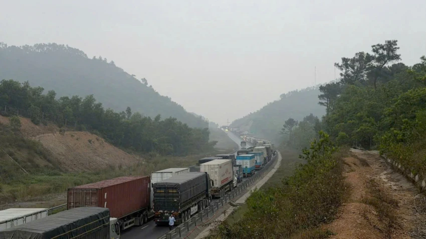 Tai nạn liên hoàn 5 ô tô.jpg