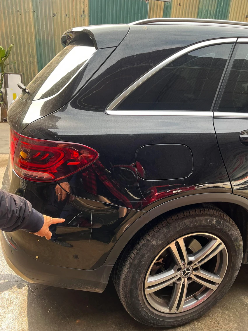 Xe Mercedes-Benz GLC 200 bị cào xước. Xe Mercedes-Benz GLC 200 bị cào xước..jpg