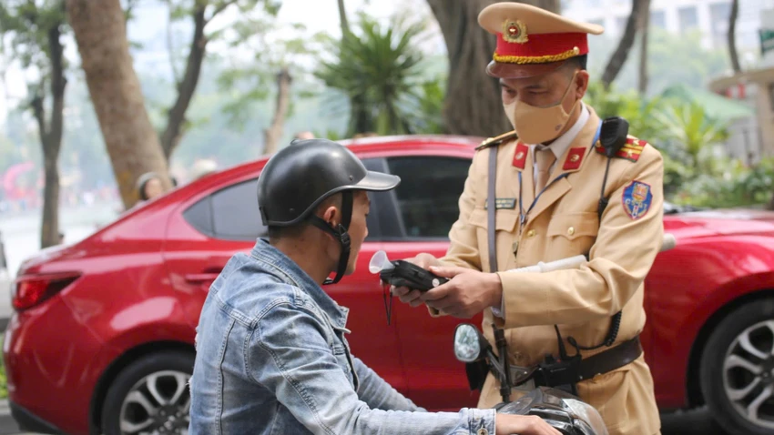 CSGT-xu-ly-nong-do-con.jpg
