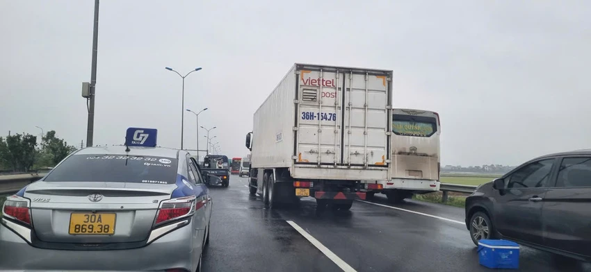 Chiều 22-2, cửa ngõ phía Nam giao với cao tốc Pháp Vân (Hà Nội) ùn ứ, xe phải lưu thông với tốc độ chậm.