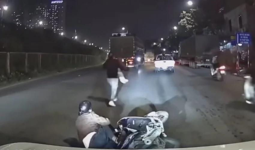 Người chồng ôm con nhỏ chạy bộ đuổi theo xe bán tải nhưng không kịp. chen-ep-xe-may.JPG