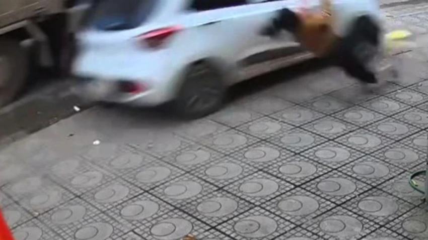 Ô tô màu trắng lao lên vỉa hè tông trúng chị N. Ảnh cắt từ video clip. nu-tai-xe.jpg