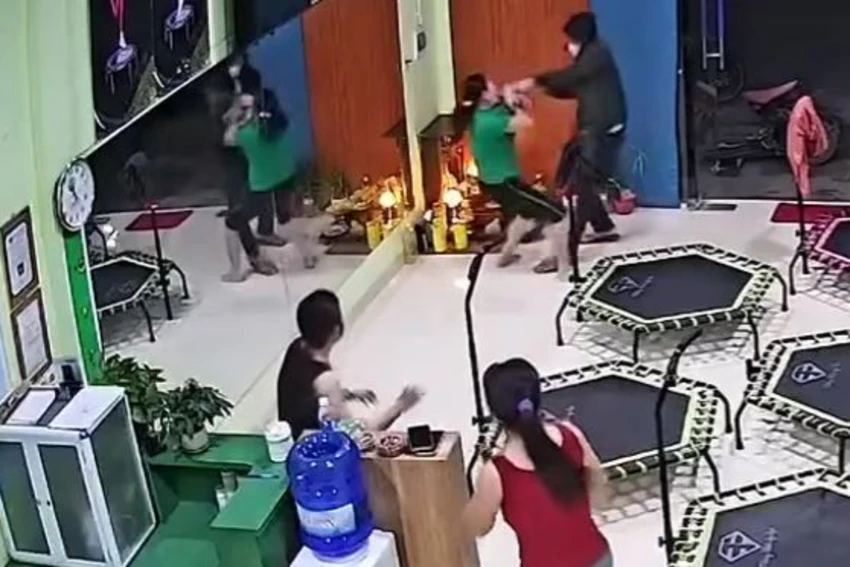 bat-nguoi-dan-ong-bit-mat.jpg