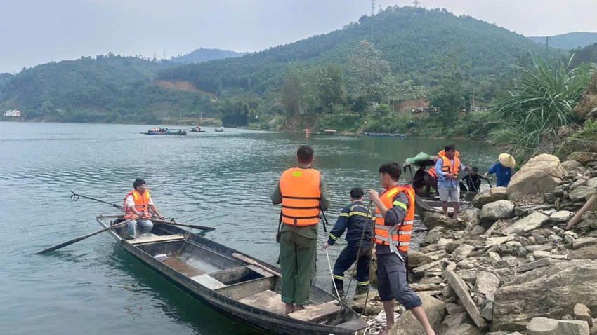 lat-thuyen-ho-thuy-dien.jpg