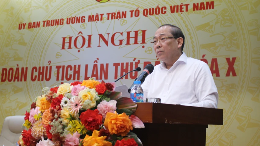 ong-Hoang-Cong-Thuy.jpg