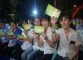 'Con không cần quà, chỉ cần mẹ thôi, mẹ về với con đi' 