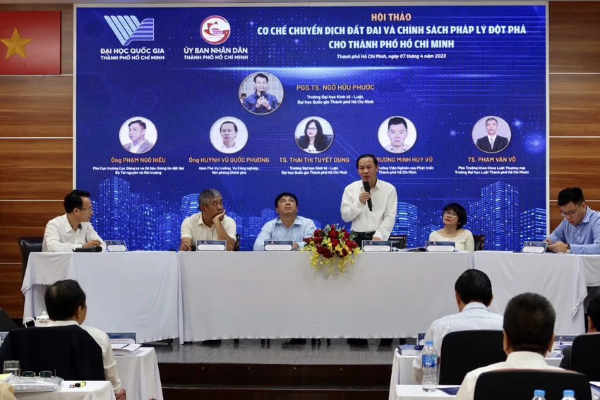 Ban chủ trì phiên thảo luận của hội thảo. Ảnh: TRẦN MINH