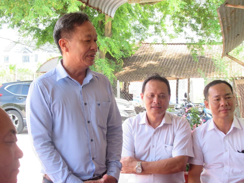 Ông Huỳnh Thanh Vũ (Phó Bí thư xã Trung Lập Thượng) gửi lời cảm ơn đến Đoàn. Ảnh: YC Ông Huỳnh Thanh Vũ (Phó Bí thư xã Trung Lập Thượng) gửi lời cảm ơn đến Đoàn. Ảnh: YC