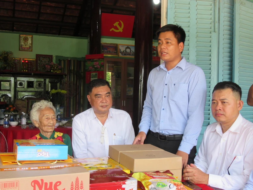 Ông Nguyễn Hoài Lê (Phó chủ tịch xã Trung Lập Thượng) chia sẻ tại buổi lễ. Ảnh: YC Ông Nguyễn Hoài Lê (Phó chủ tịch xã Trung Lập Thượng) chia sẻ tại buổi lễ. Ảnh: YC