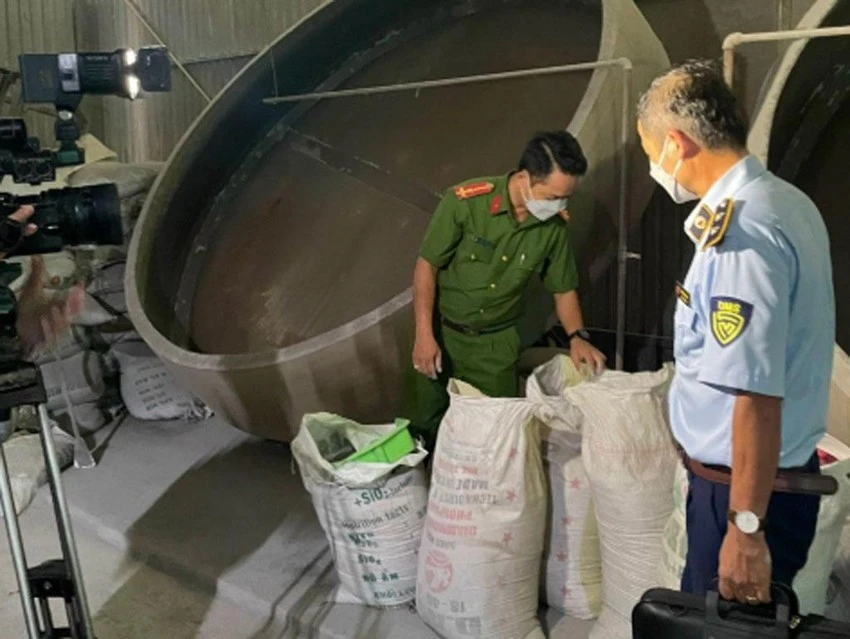 Lực lượng chức năng đang kiểm tra một doanh nghiệp sản xuất phân bón. Ảnh: PLO Lực lượng chức năng đang kiểm tra một doanh nghiệp sản xuất phân bón. Ảnh: PLO