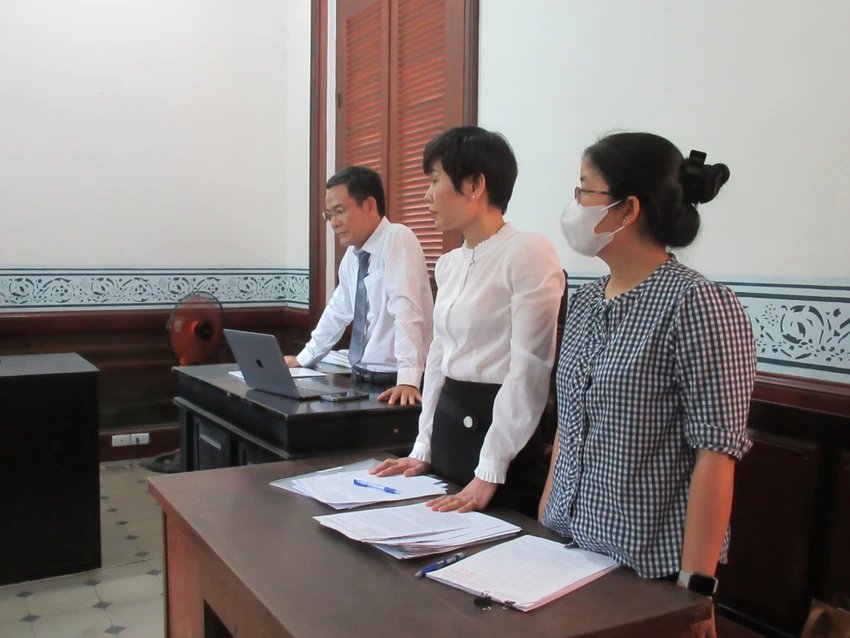 Đại diện Sở Tài nguyên và Môi trường TP.HCM (áo trắng) tại tòa. Ảnh: YC Đại diện Sở Tài nguyên và Môi trường TP.HCM (áo trắng) tại tòa. Ảnh: YC