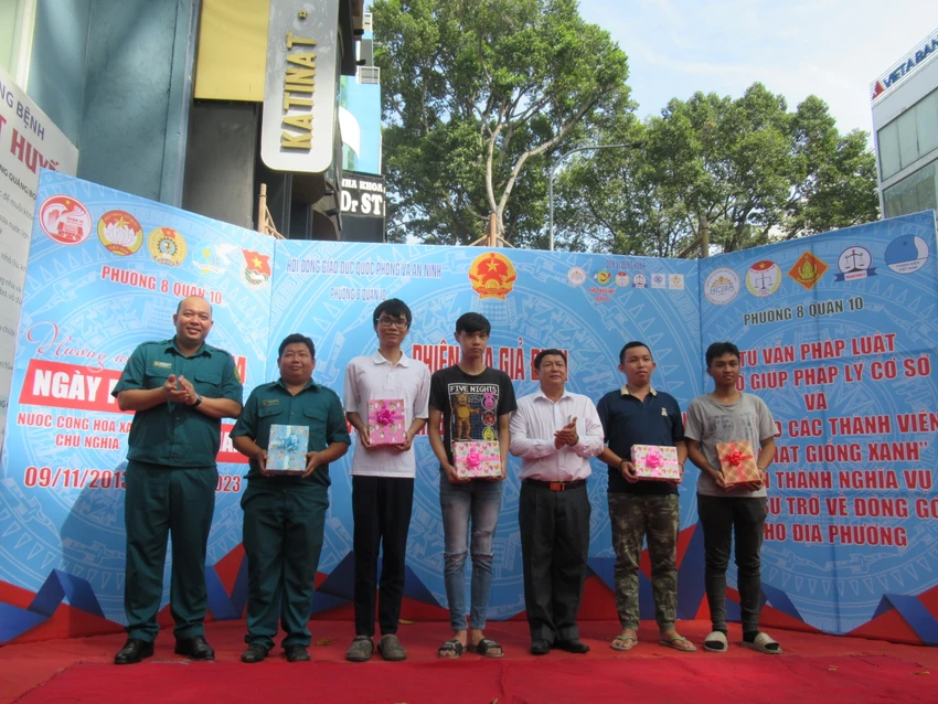 phien-toa-gia-dinh-trao-qua.JPG