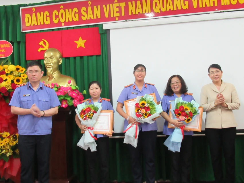 VKSND-quan-tan-phu-trao-bang-khen-ca-nhan.jpg