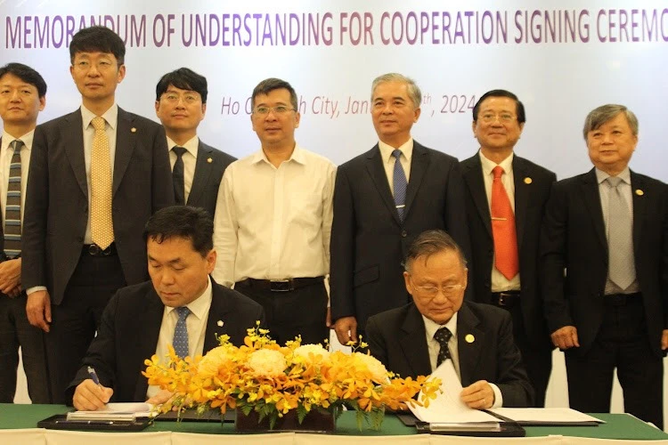 Doan-luat-su-TP.HCM-hai-ben-ky-ket.jpg