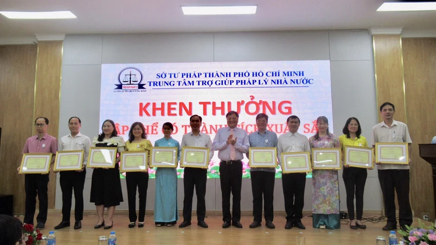 trung-tam-tro-giup-phap-ly-trao-giay-khen.jpg
