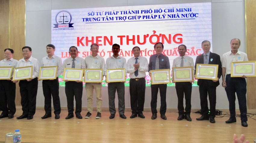 trung-tam-tro-giup-phap-ly-trao-thuong.jpg