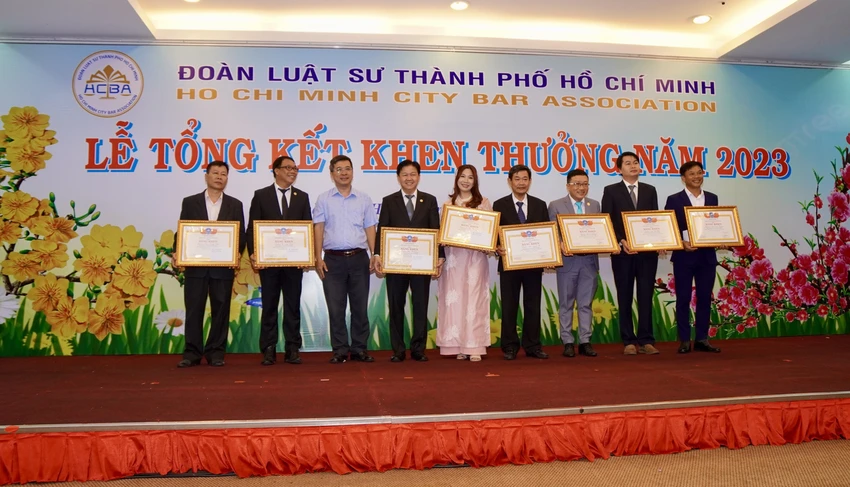 Đoàn-Luật Sư-TP.HCM-trao-thưởng.jpg
