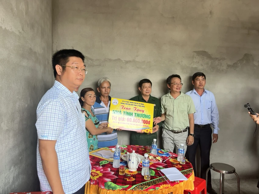 trung-tam-tro-giup-phap-ly-trao-nha.jpg