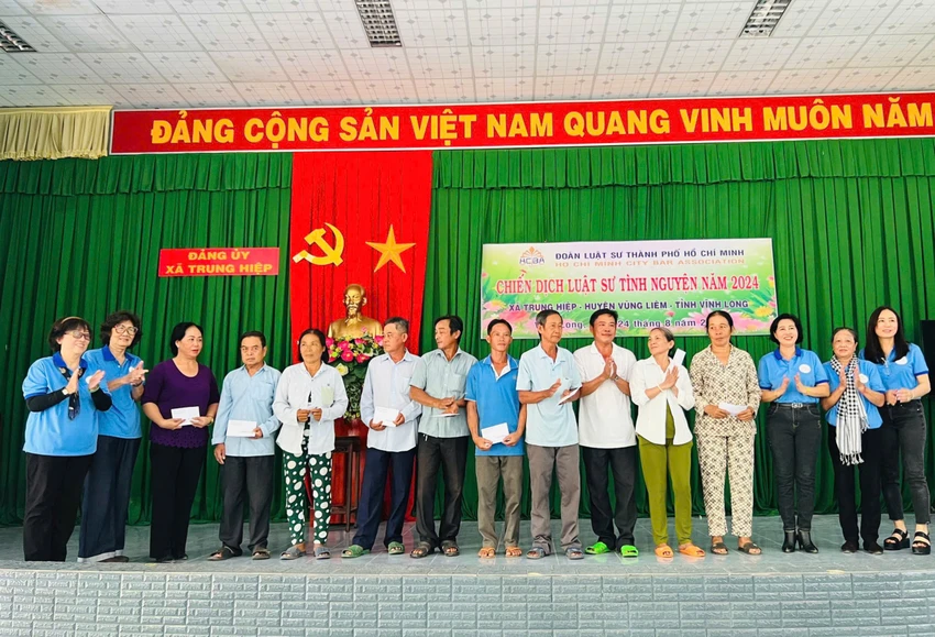 luat-su-tinh-nguyen-trao-tang-qua Vinh long.jpg