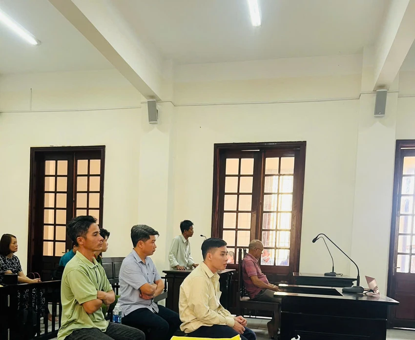 đánh gãy chân ông thợ hồ