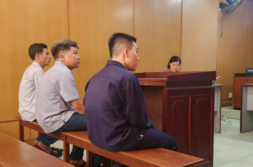 đánh gãy chân ông thợ hồ