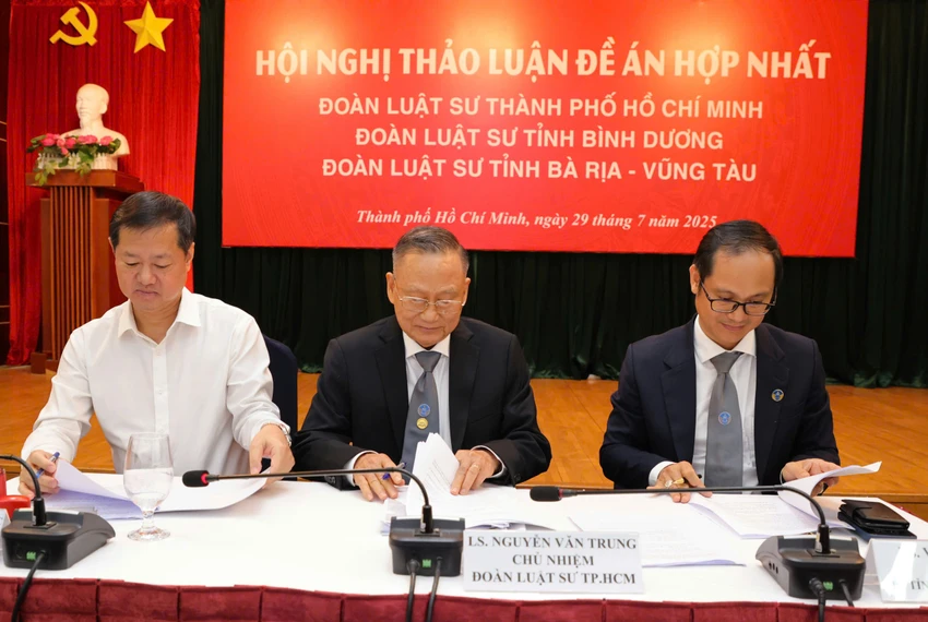 doan-luat-su-ký.jpg