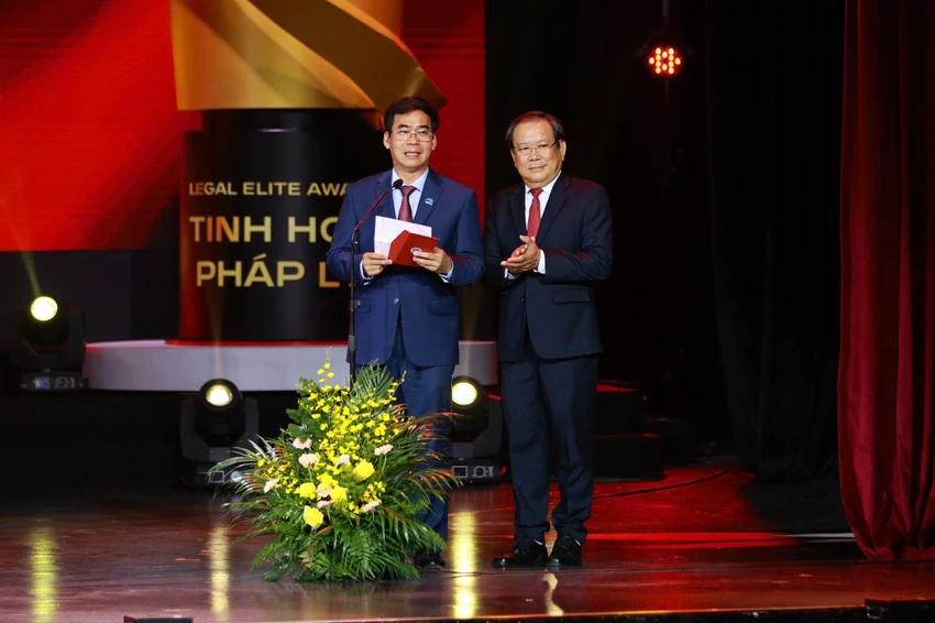 TS Lê Trường Sơn - Hiệu trưởng Trường ĐH Luật TP.HCM (trái) và Nhà báo Mai Ngọc Phước - Tổng biên tập Báo Pháp luật TP.HCM đang công bố người đạt giải. Ảnh: UL tinh-hoa-phap-ly-2 nguoi.jpg