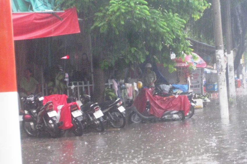 Cần Thơ mưa kéo dài, trung tâm thành phố ngập từ hẻm ra đường ảnh 7