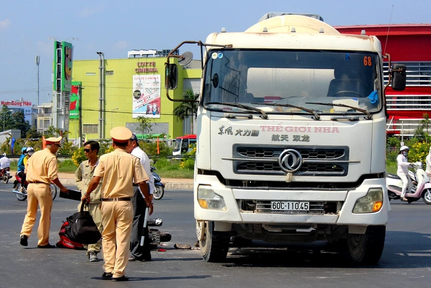 Xe trộn bê tông và mô tô va chạm, một người bị thương ảnh 2 Xe trộn bê tông và mô tô va chạm, một người bị thương ảnh 2