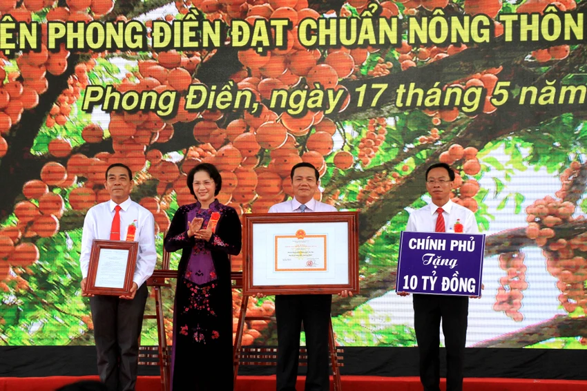 Chủ tịch Quốc hội trao bằng công nhận huyện nông thôn mới ảnh 1 Chủ tịch Quốc hội trao bằng công nhận huyện nông thôn mới ảnh 1