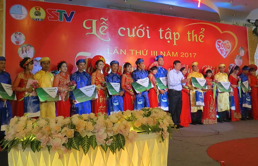 Đám cưới tập thể của 17 cặp đôi ở Sóc Trăng ảnh 1 Đám cưới tập thể của 17 cặp đôi ở Sóc Trăng ảnh 1