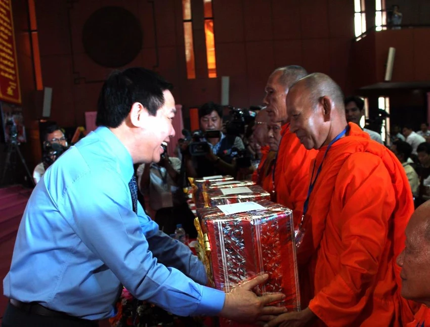Phó Thủ tướng Vương Đình Huệ chúc Tết Chol Chnăm Thmây ảnh 1 Phó Thủ tướng Vương Đình Huệ chúc Tết Chol Chnăm Thmây ảnh 1