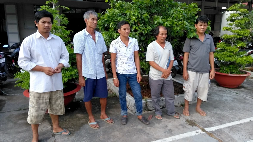 Phá ổ đá gà ăn tiền bắt 5 con bạc ở Châu Thành, Tiền Giang ảnh 1